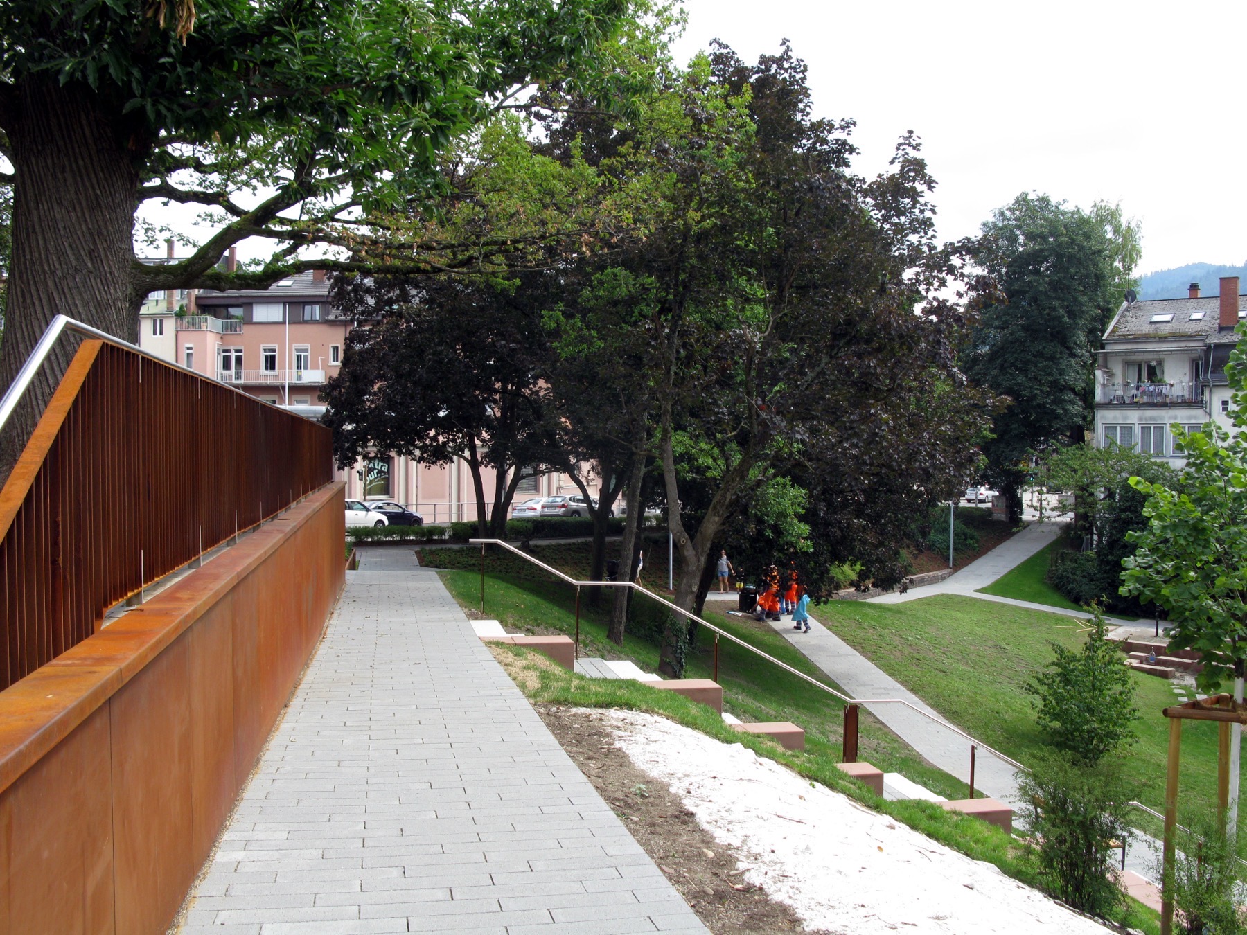 Aménagement paysager avec volumes et structures en acier Corten